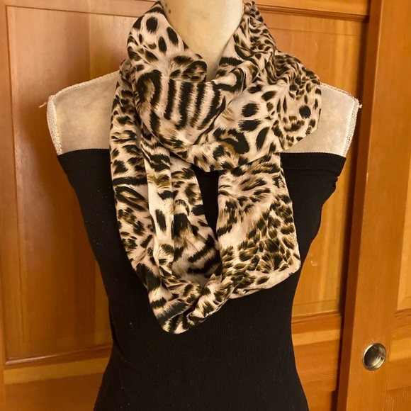 Lavishly Paris Luxury Leopard Print Infinity Scarf - Picture 6 of 8
